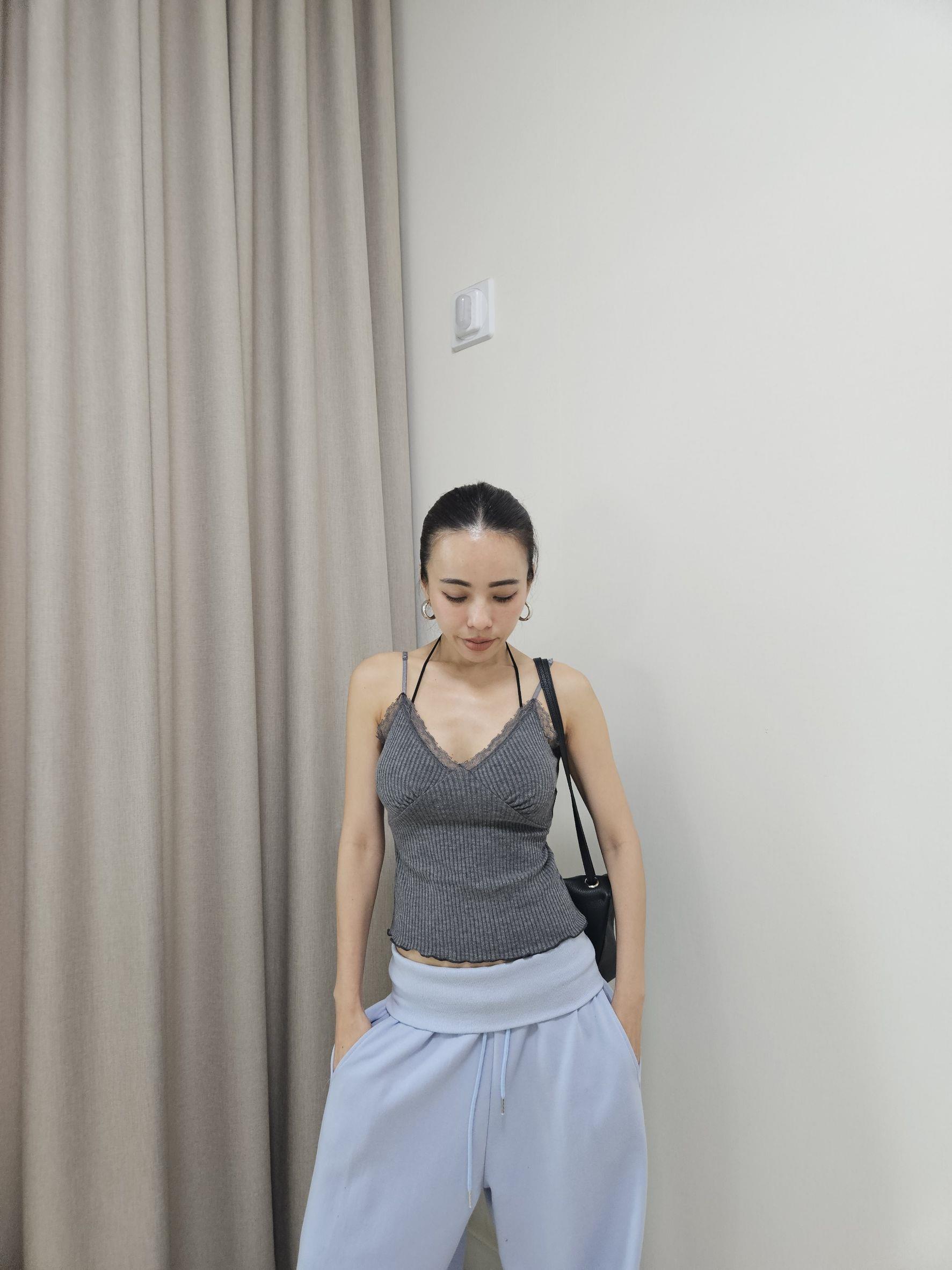 蕾絲滾邊坑條細肩背心